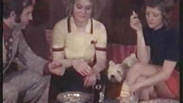 วัยรุ่นผมบลอนด์ผอม Lucy วีดีโอ โป๊ น้อง แน ท ขัดจังหวะการรีดผ้าของเธอ